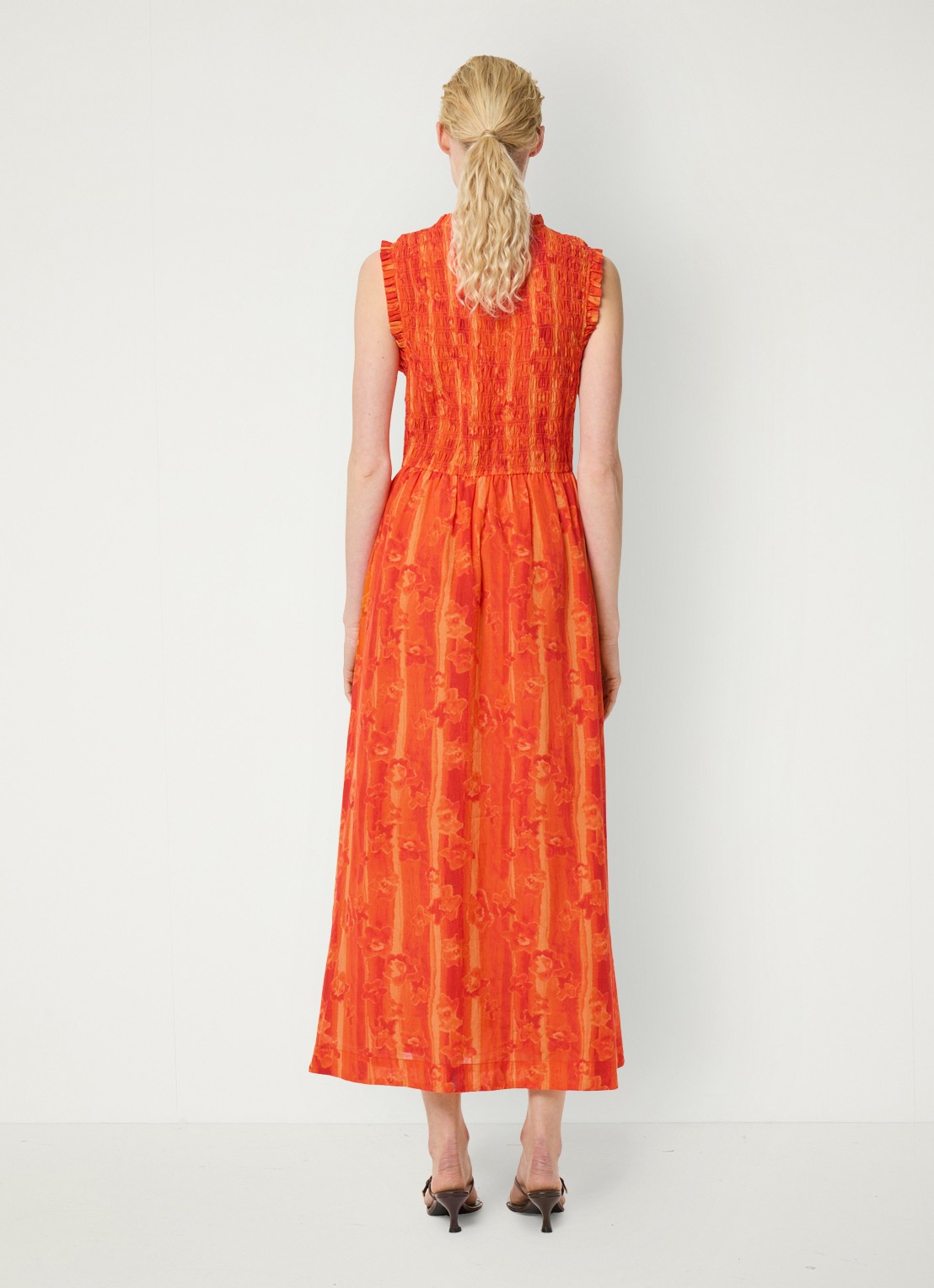 Fabienne Chapot Elou maxi jurk met smockwerk en print - achterkant orange