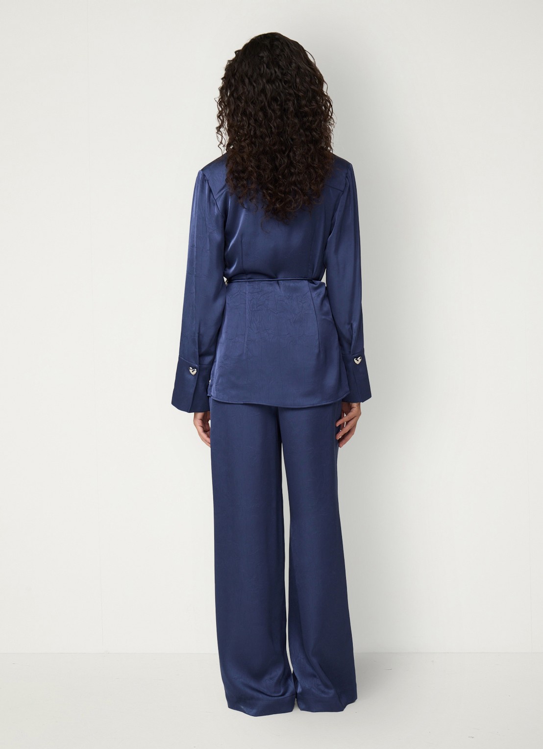 Fabienne Chapot Emma blouse van satijn met strikceintuur - achterkant 5 donkerblauw