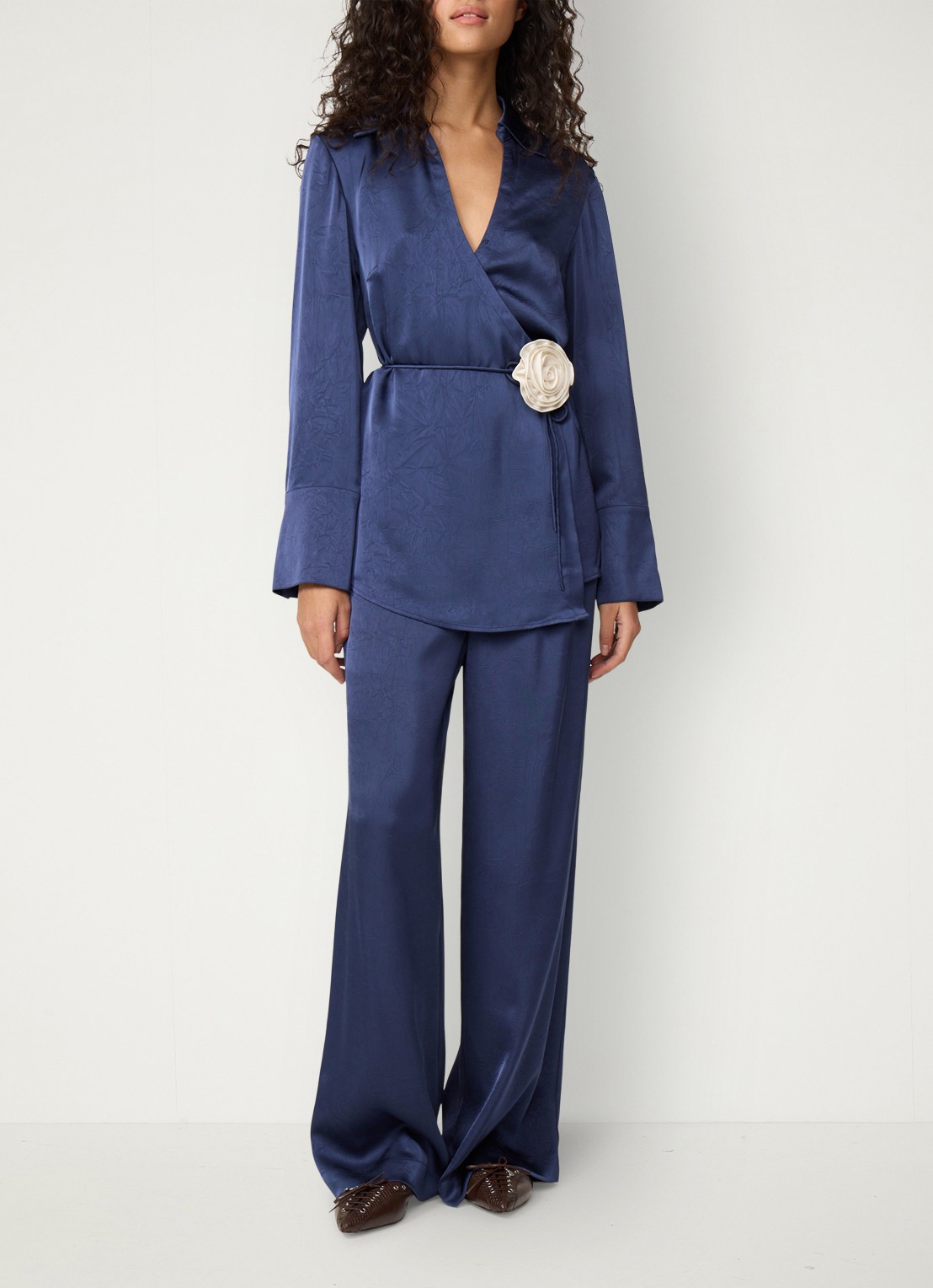 Fabienne Chapot Emma blouse van satijn met strikceintuur - voorkant 2 donkerblauw