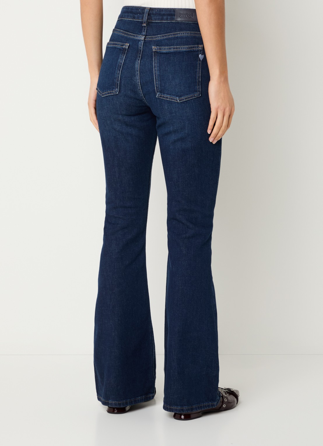 Fabienne Chapot Eva mid waist flared jeans met donkere wassing - achterkant indigo