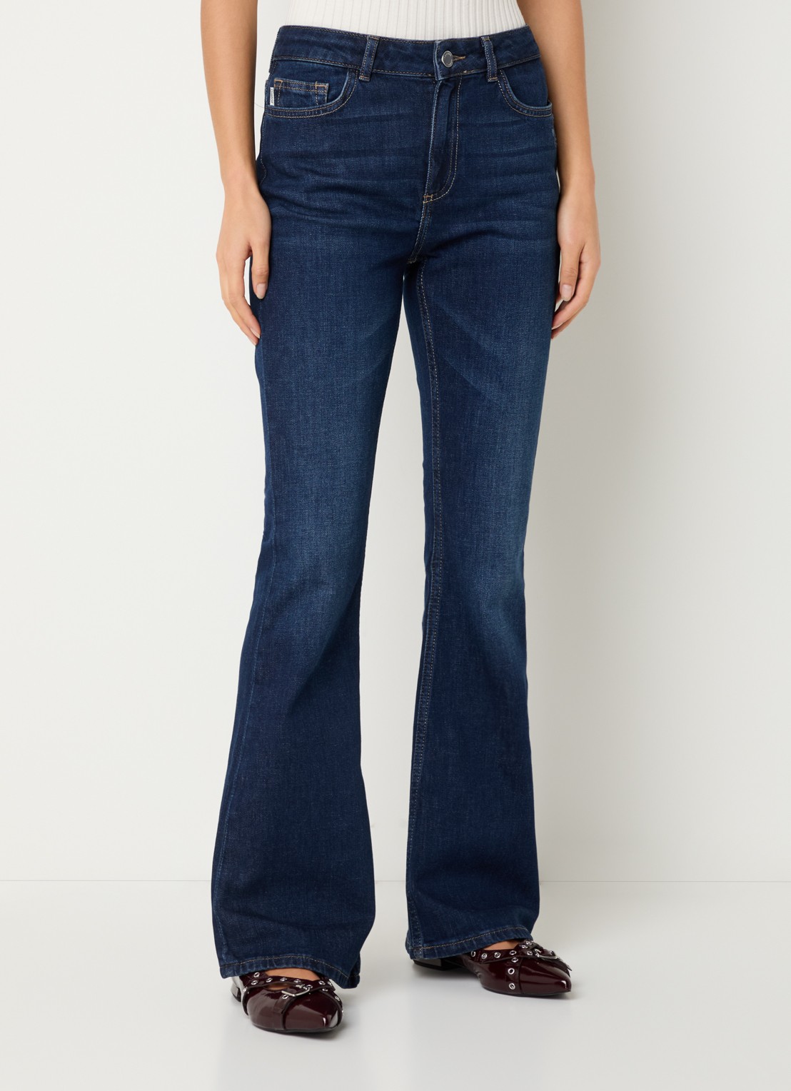 Fabienne Chapot Eva mid waist flared jeans met donkere wassing - detail 2 indigo