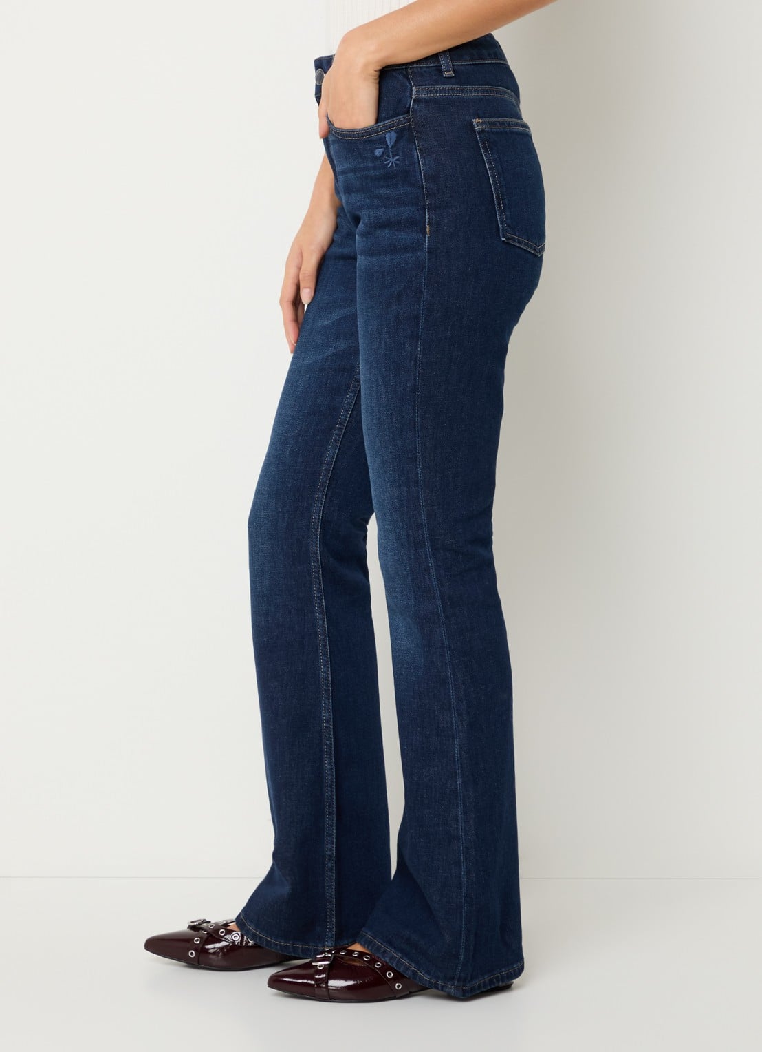 Fabienne Chapot Eva mid waist flared jeans met donkere wassing - detail 3 indigo