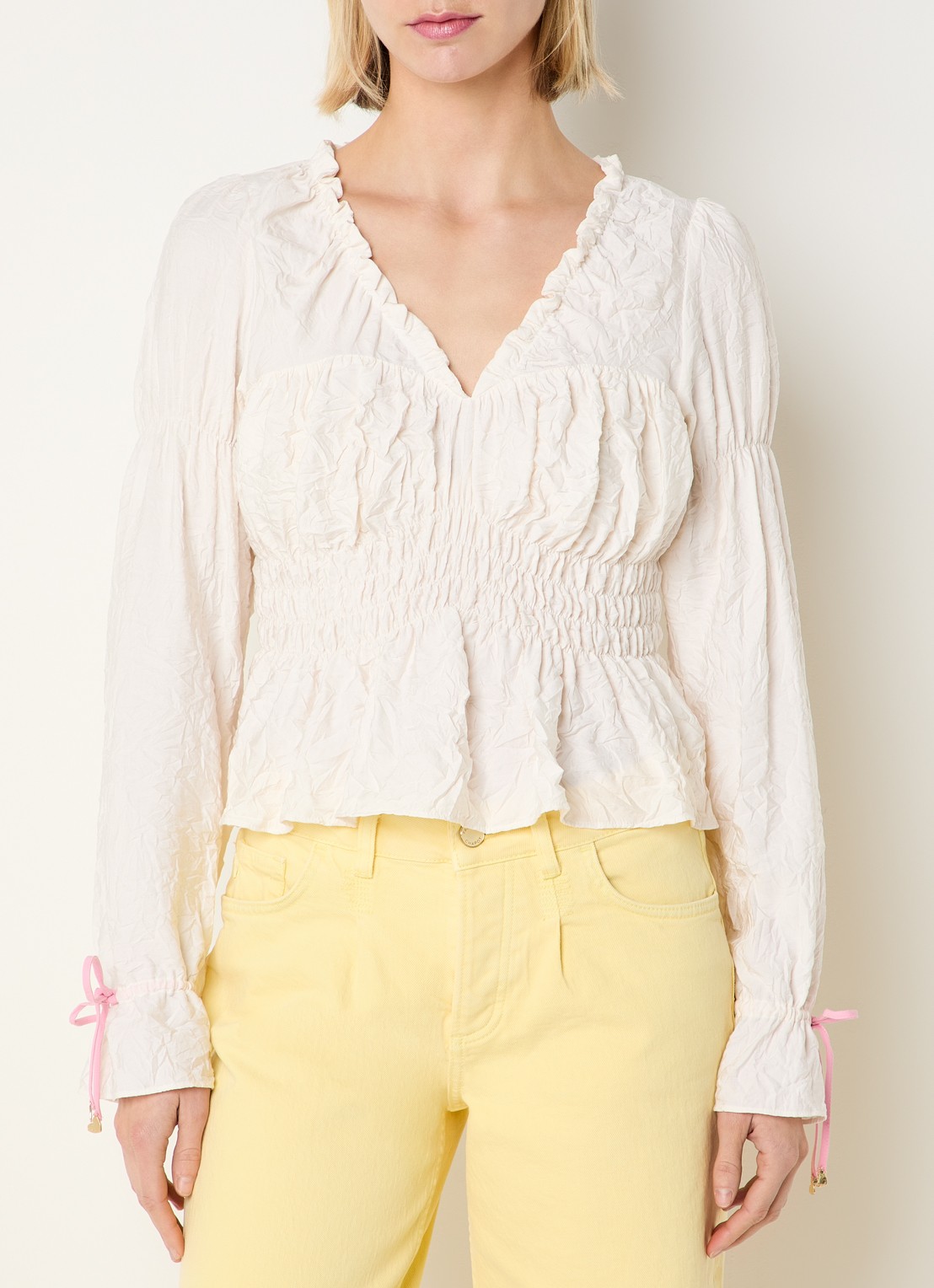 Fabienne Chapot Fera top met smockwerk en gestrikt detail - detail gebroken wit