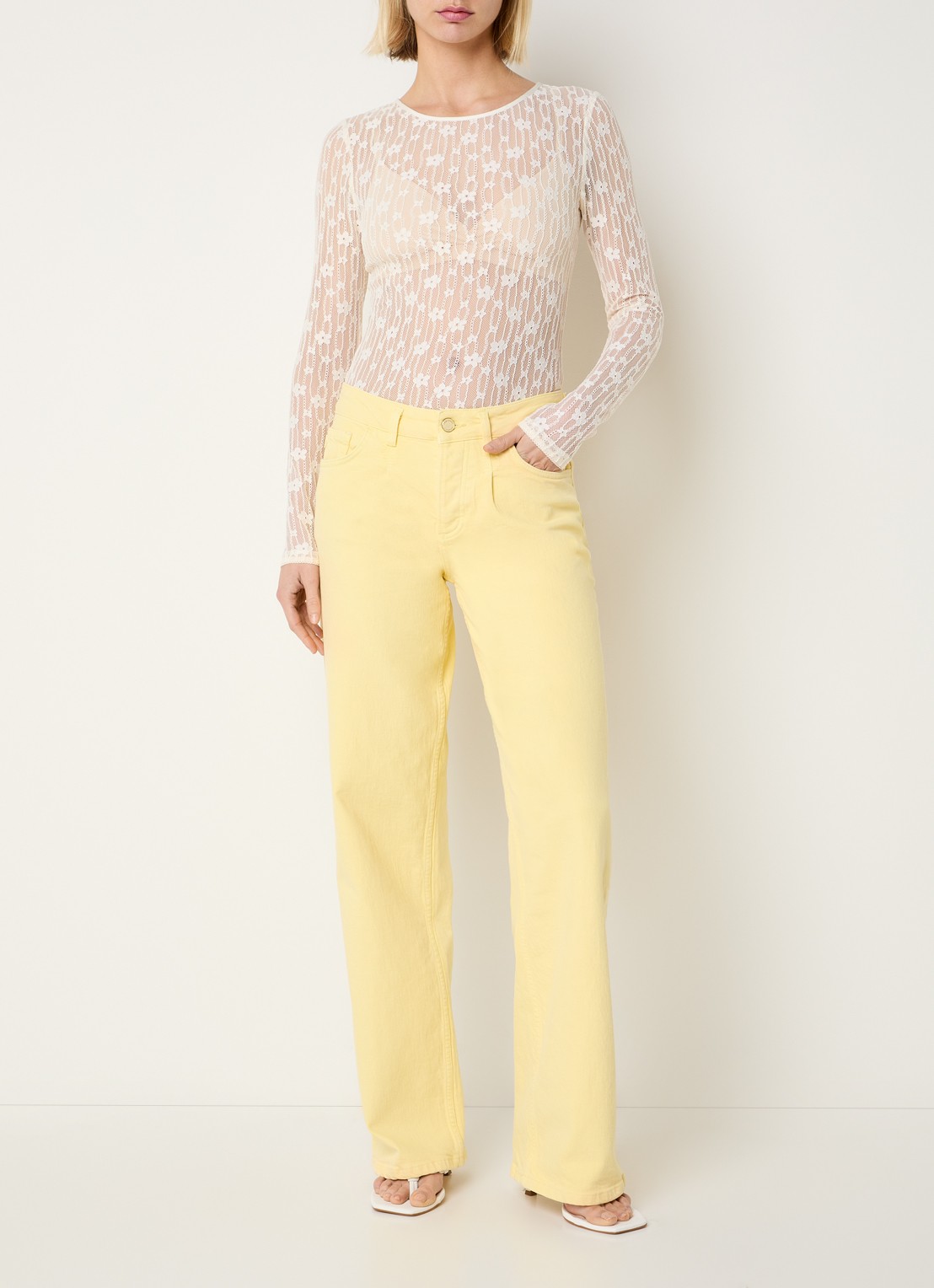 Fabienne Chapot Lacey semi-transparante top van kant met rugdecolleté - voorkant 2 gebroken wit