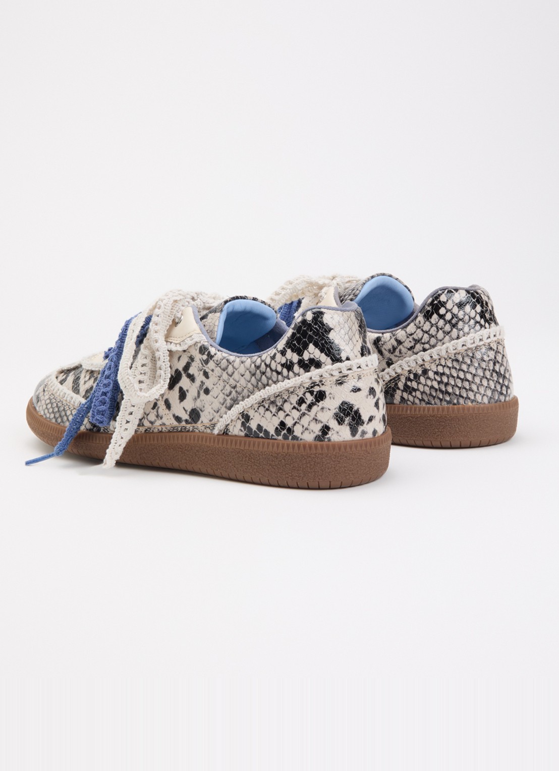Fabienne Chapot Laila sneaker van leer met slangenprint - achterkant lichtgrijs