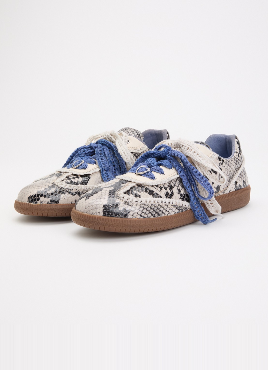Fabienne Chapot Laila sneaker van leer met slangenprint - detail 3 lichtgrijs