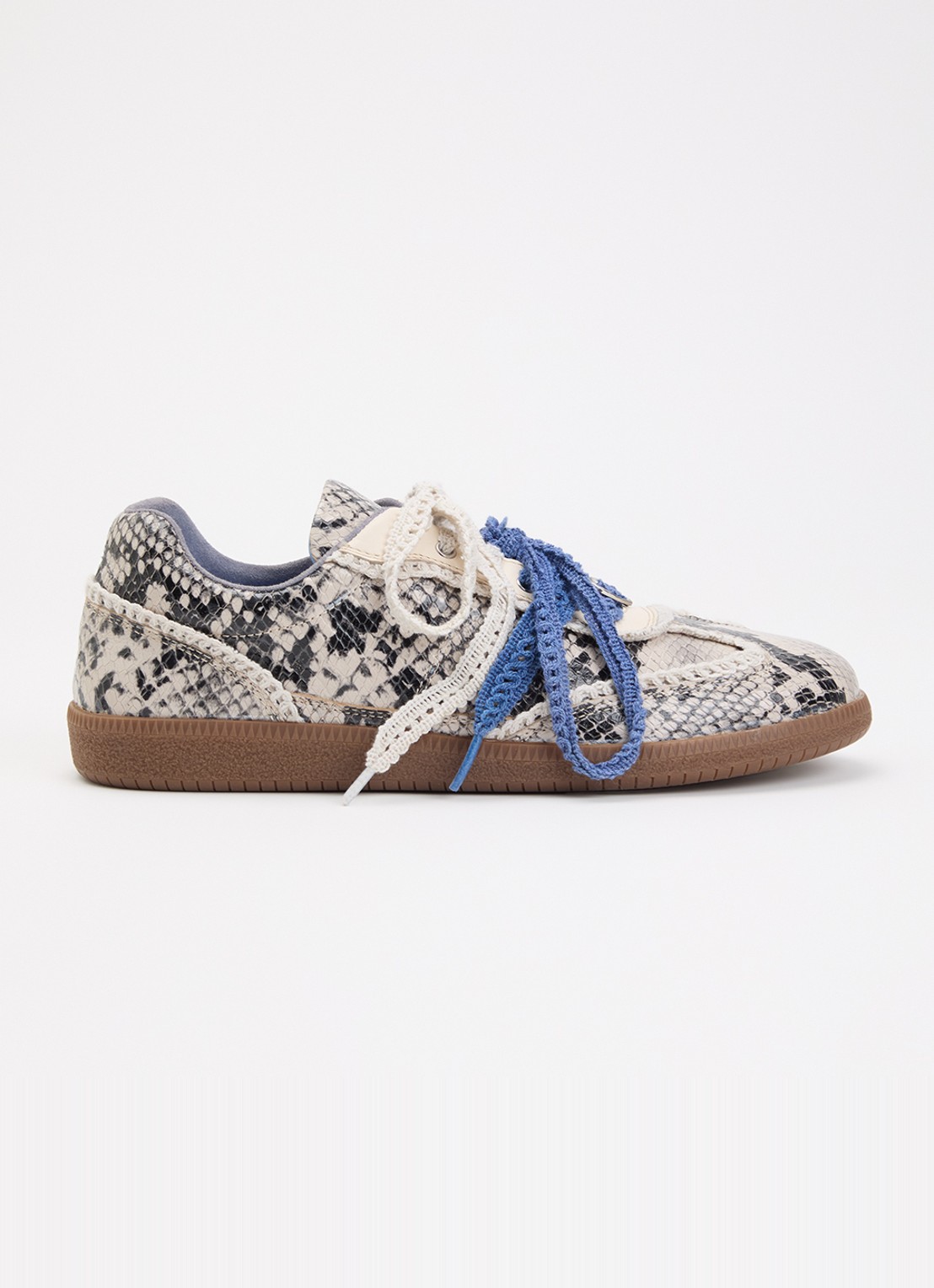 Fabienne Chapot Laila sneaker van leer met slangenprint - voorkant 2 lichtgrijs