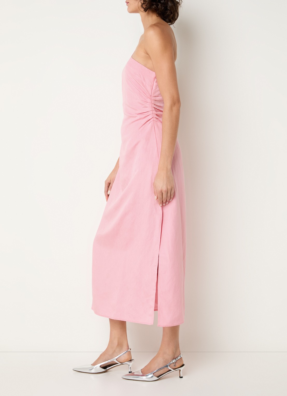 Fabienne Chapot Mandara one shoulder midi jurk in linnenblend met cut-out detail - voorkant 4 roze