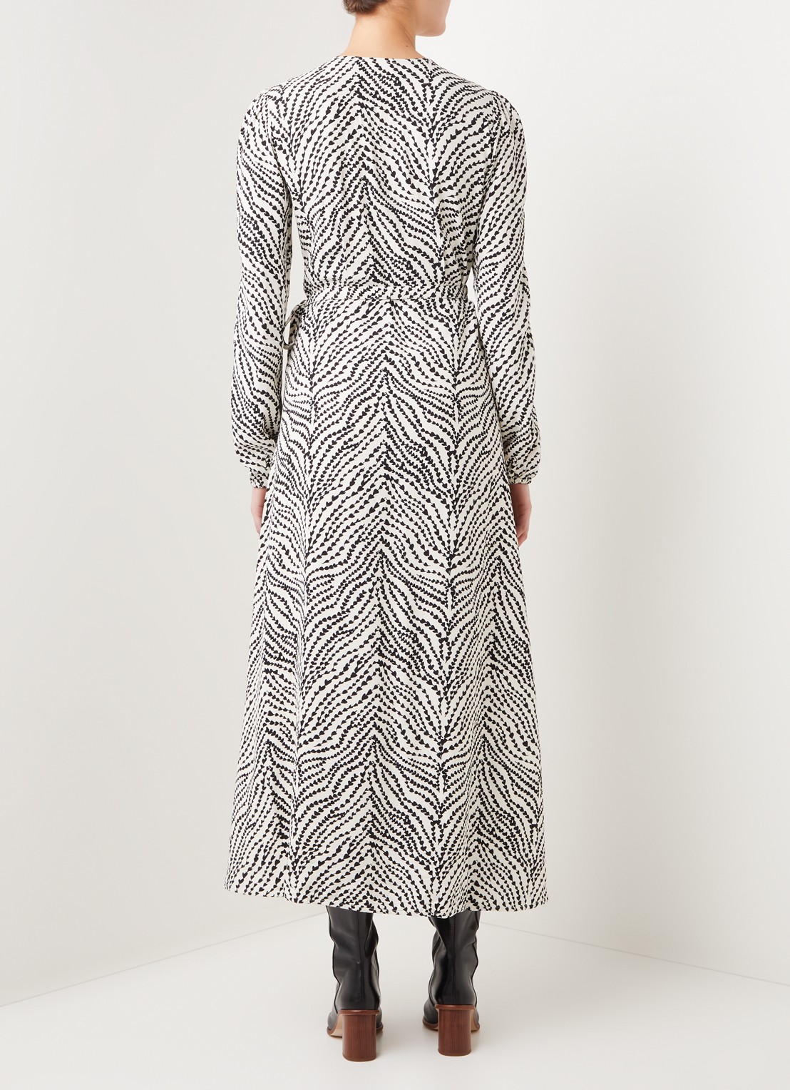 Fabienne Chapot Natasja maxi wikkeljurk met print - achterkant 3 beige