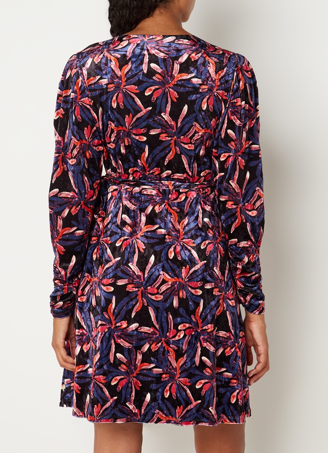 Fabienne Chapot Nathalie mini wikkeljurk van fluweel met bloemenprint - achterkant 4 paars