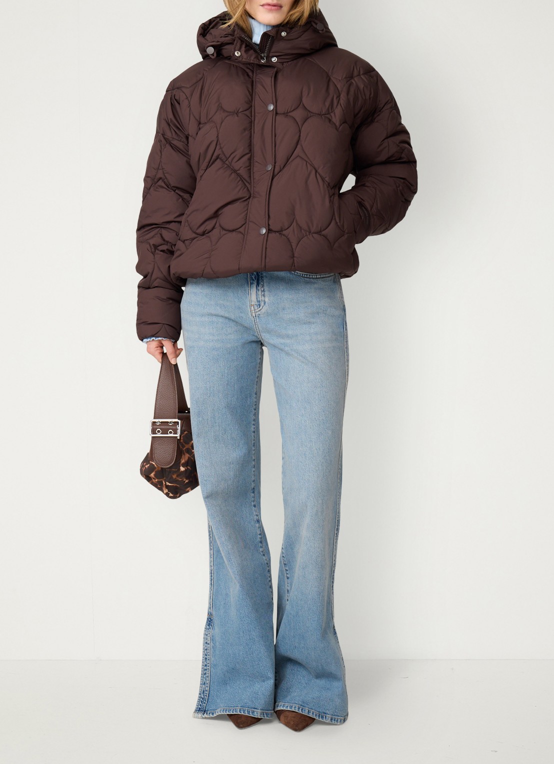 Fabienne Chapot Prisca puffer jack met capuchon en steekzakken - voorkant 2 chocoladebruin