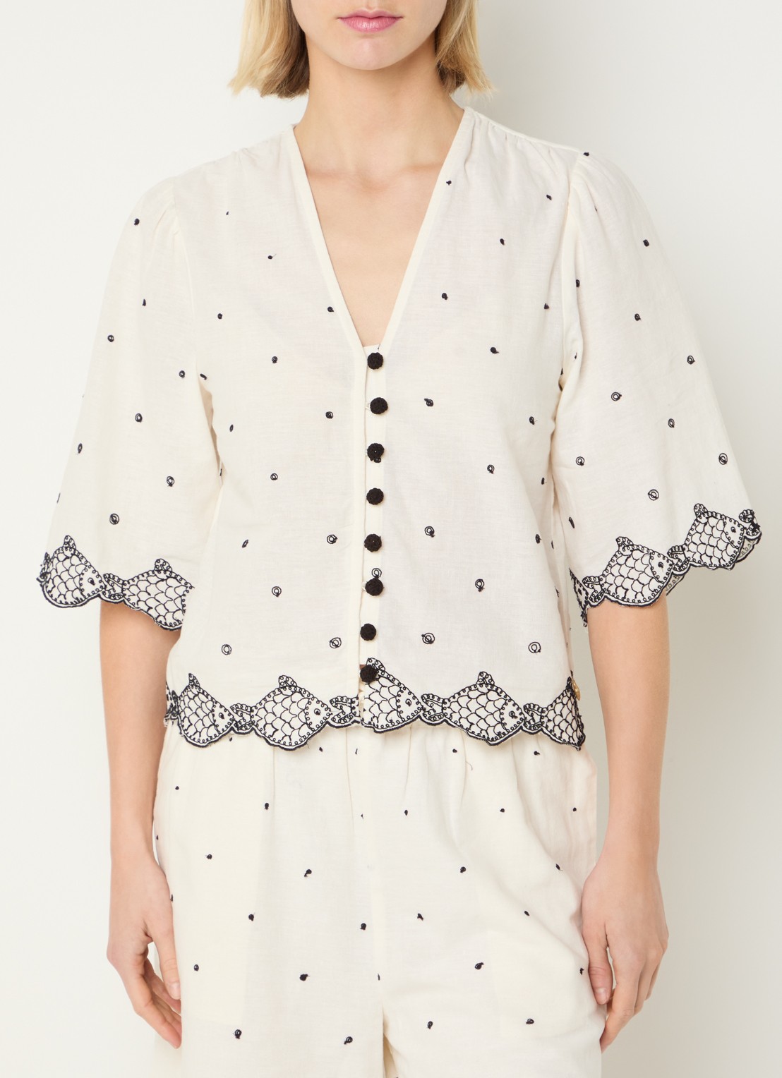 Fabienne Chapot Tylera cropped blouse met borduring en geschulpte zoom - detail gebroken wit