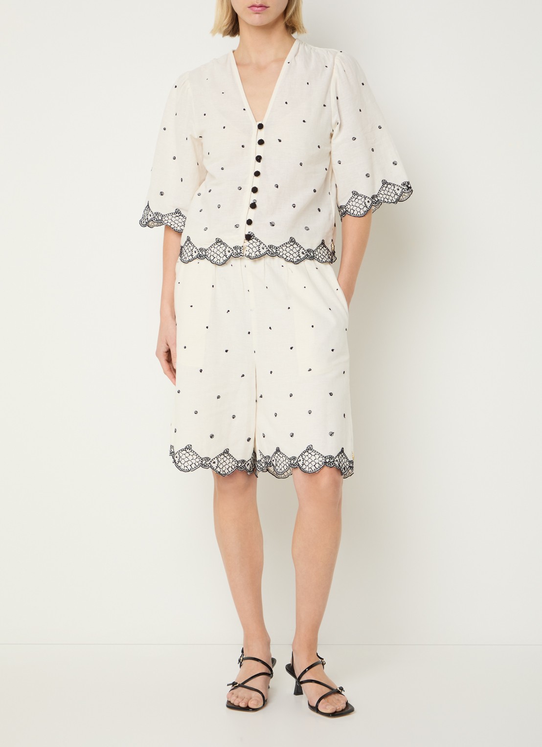 Fabienne Chapot Tylera cropped blouse met borduring en geschulpte zoom - voorkant 3 gebroken wit