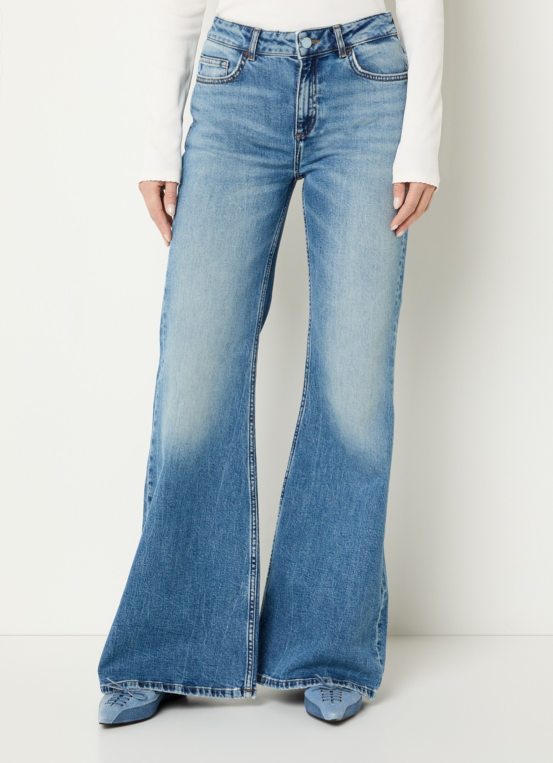 Fabienne Chapot Vic high waist flared jeans met medium wassing - detail 3 indigo