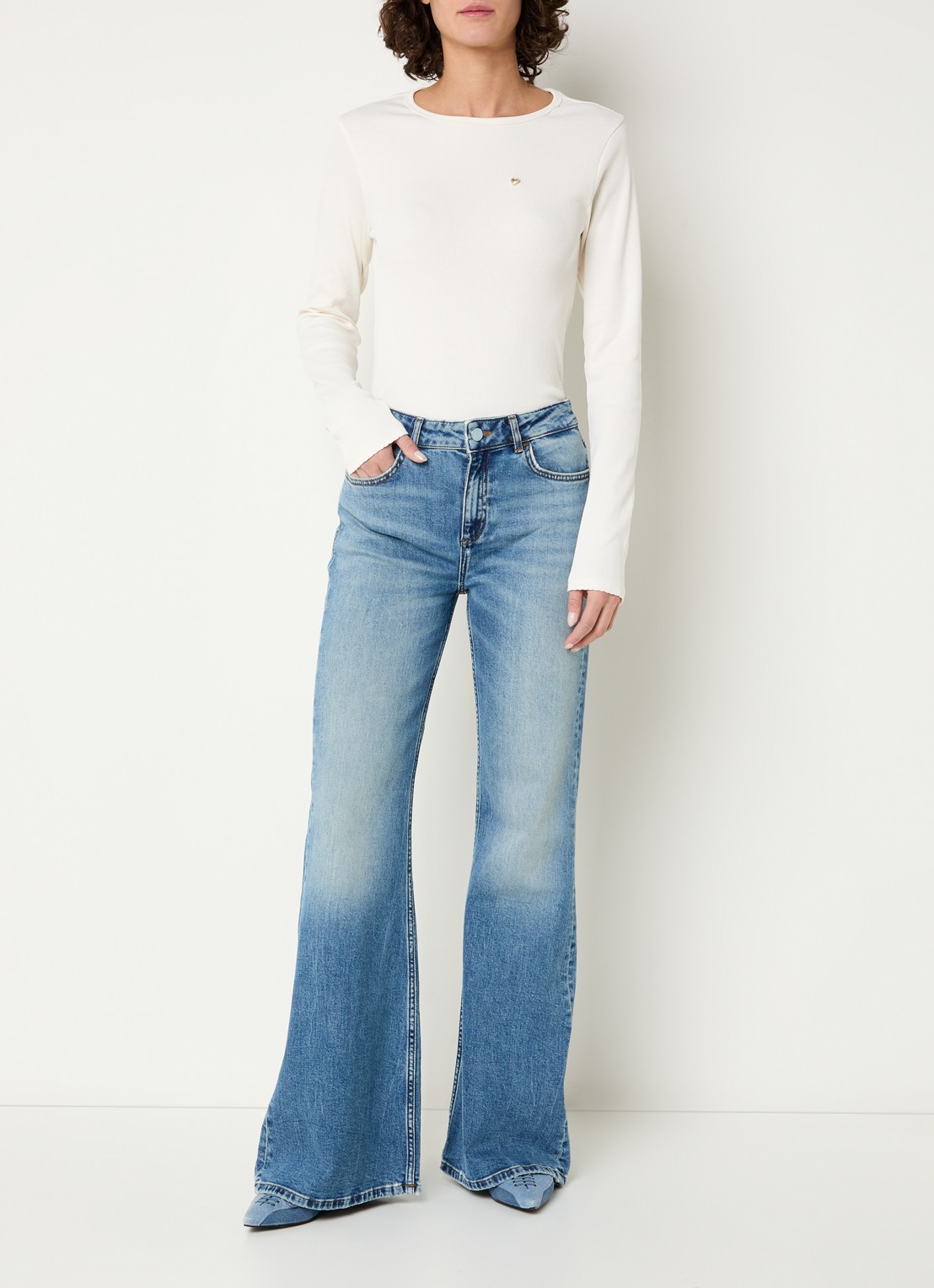 Fabienne Chapot Vic high waist flared jeans met medium wassing - voorkant 2 indigo