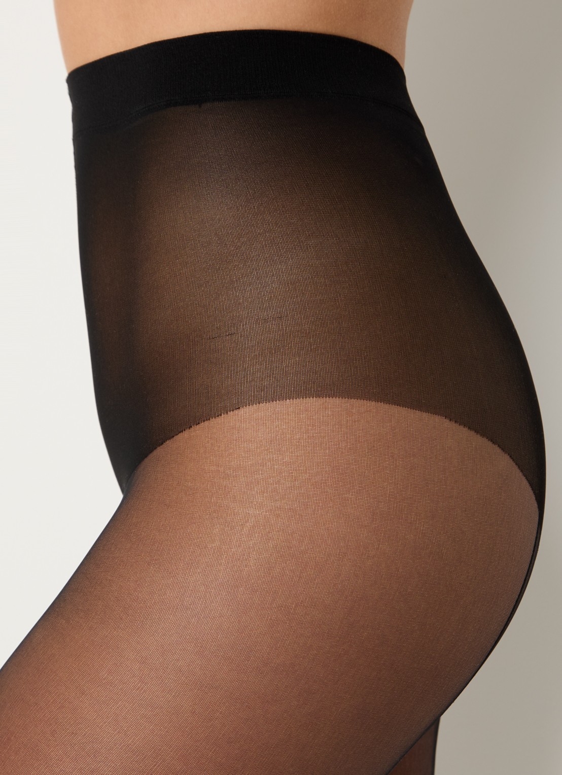 Falke Corset panty in 20 denier - detail 4 zwart