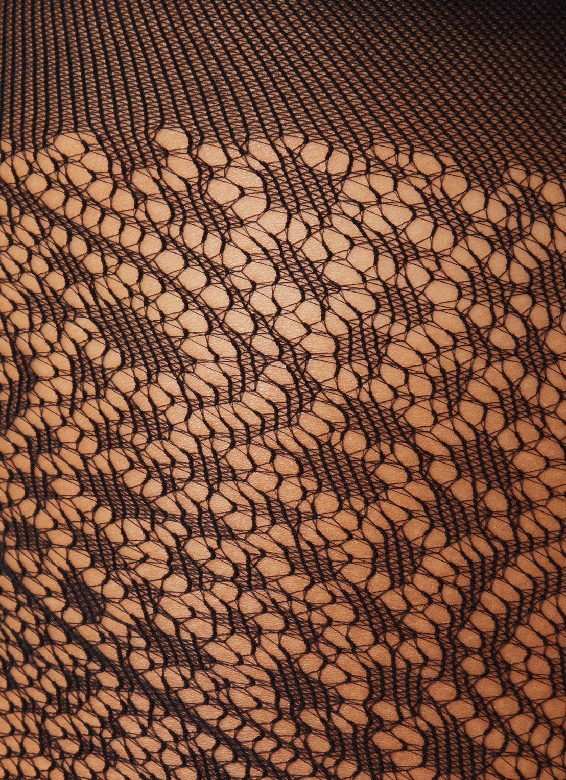 Falke Gilda netpanty met opengewerkt dessin  - detail zwart