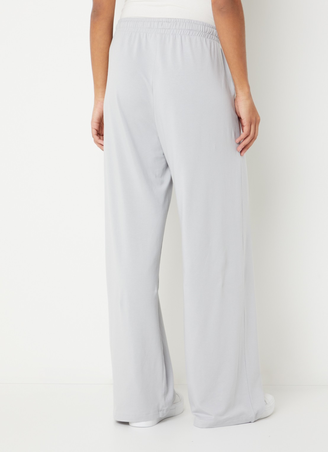 Falke Leisure high waist wide fit broek met steekzakken - achterkant lichtgrijs