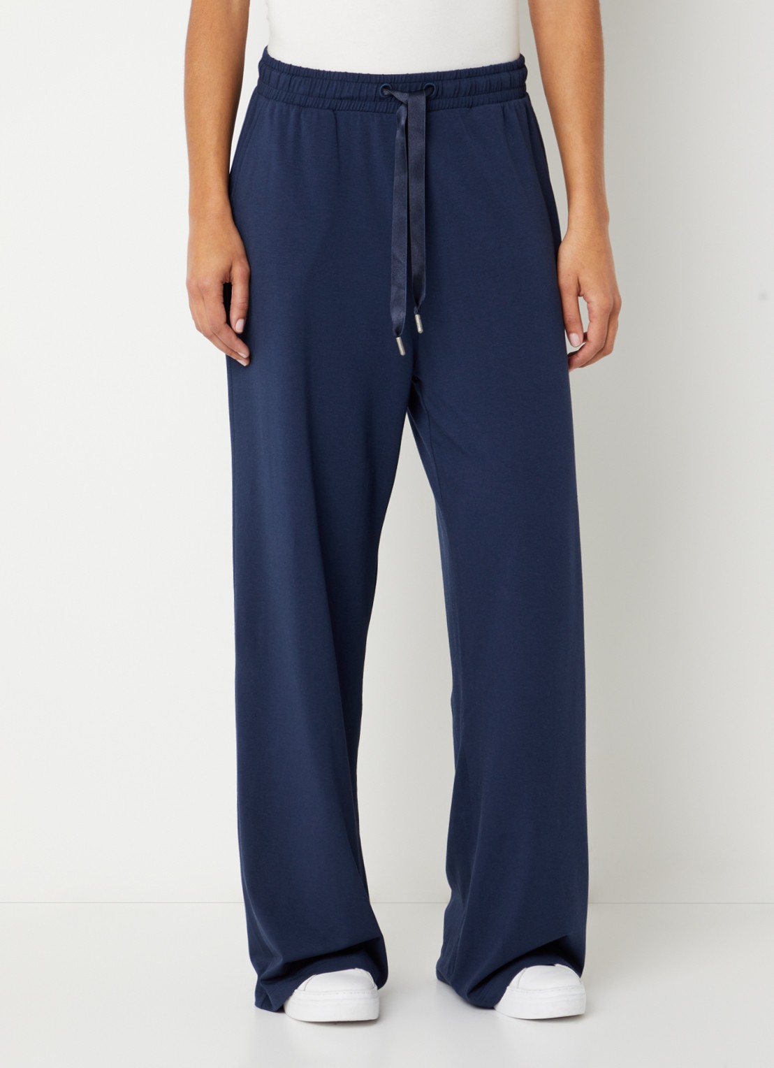 Falke Leisure high waist wide fit broek met steekzakken - detail 4 royalblauw