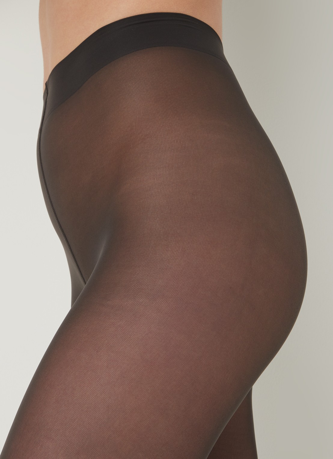 Falke Matt Deluxe panty in 30 denier - detail 4 antraciet