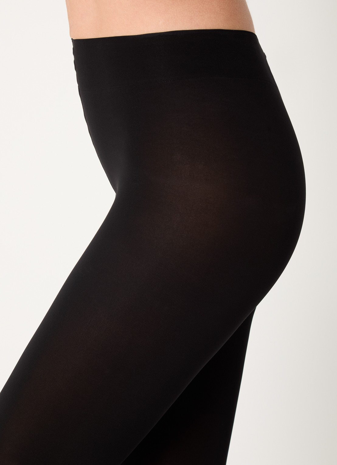 Falke Panty in 100 denier black - detail 2 zwart