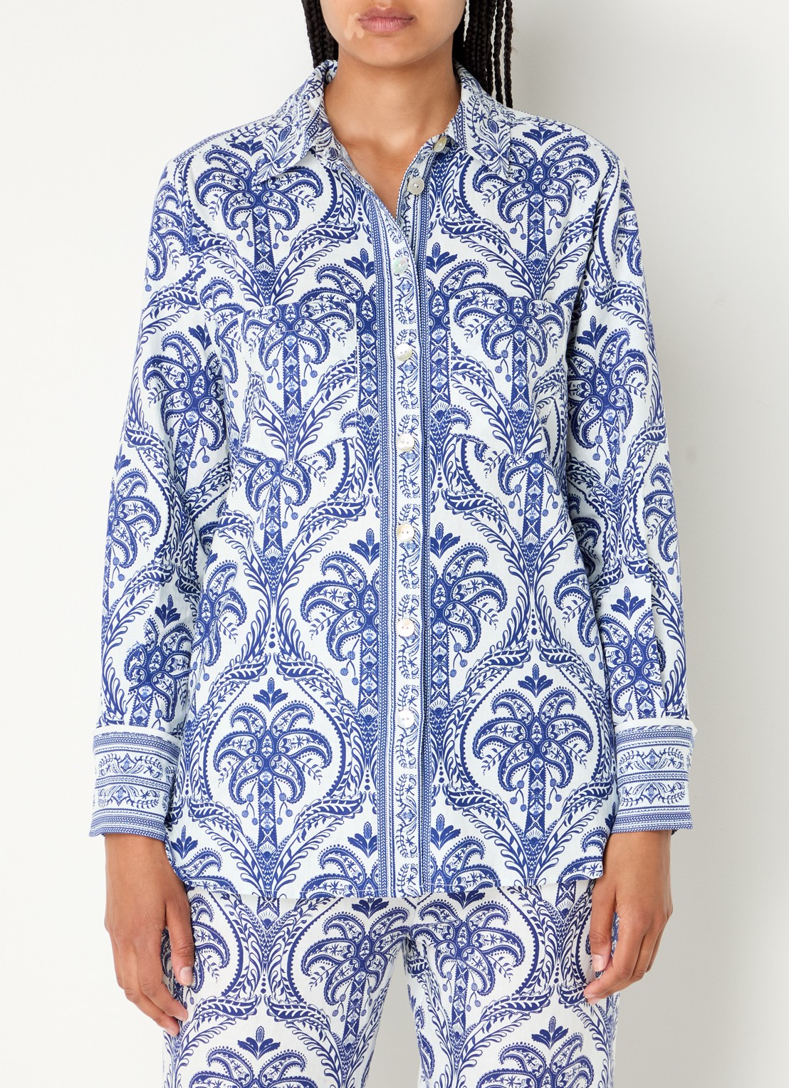 Farm Rio Blue Tropical blouse in linnenblend met paisley dessin - detail kobaltblauw
