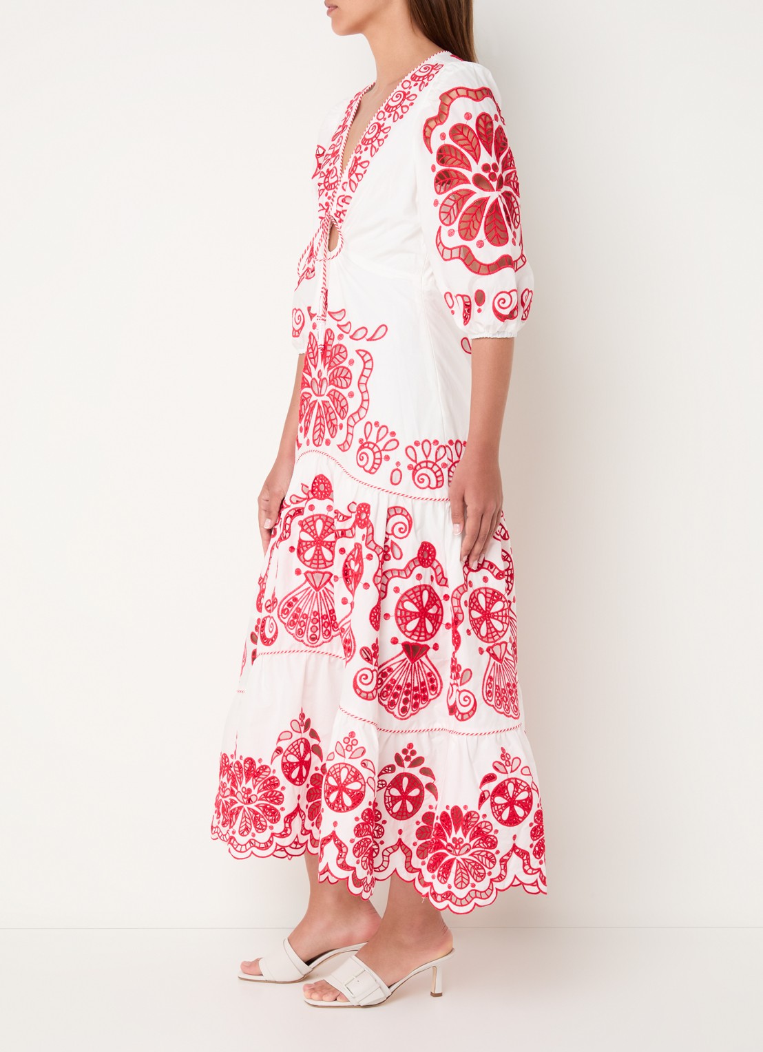 Farm Rio Richelieu midi jurk met broderie en V-hals - voorkant 2 rood