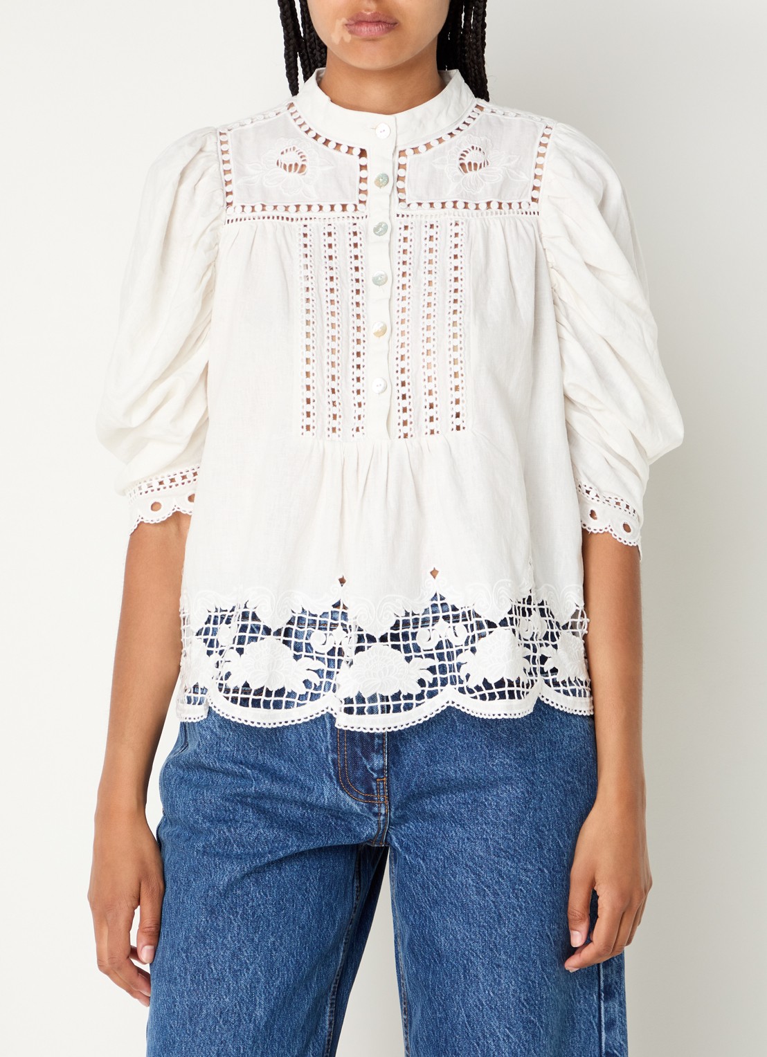 Farm Rio Romantic Richellieu blouse in linnenblend met broderie en pofmouw - detail gebroken wit