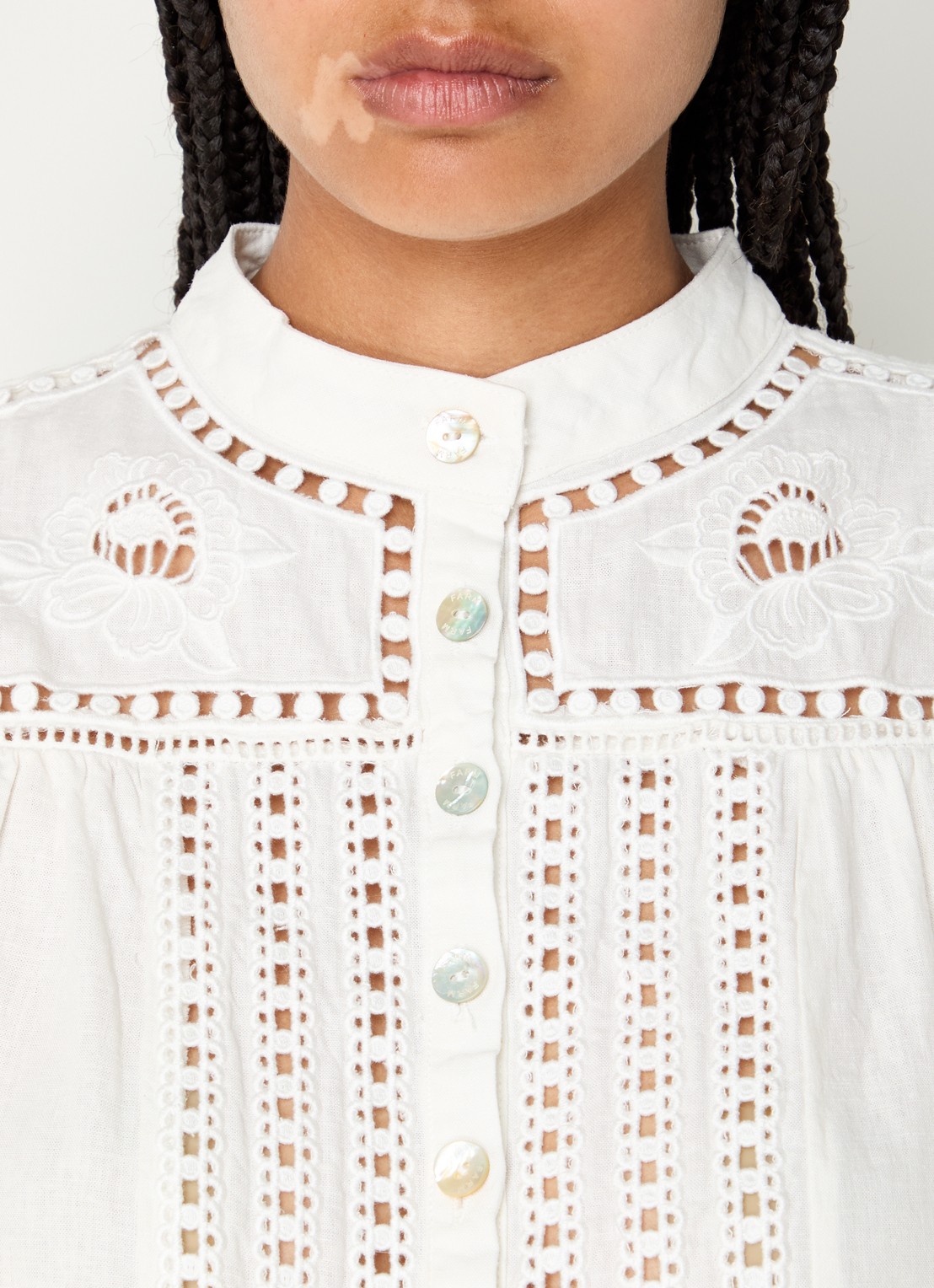 Farm Rio Romantic Richellieu blouse in linnenblend met broderie en pofmouw - detail 2 gebroken wit