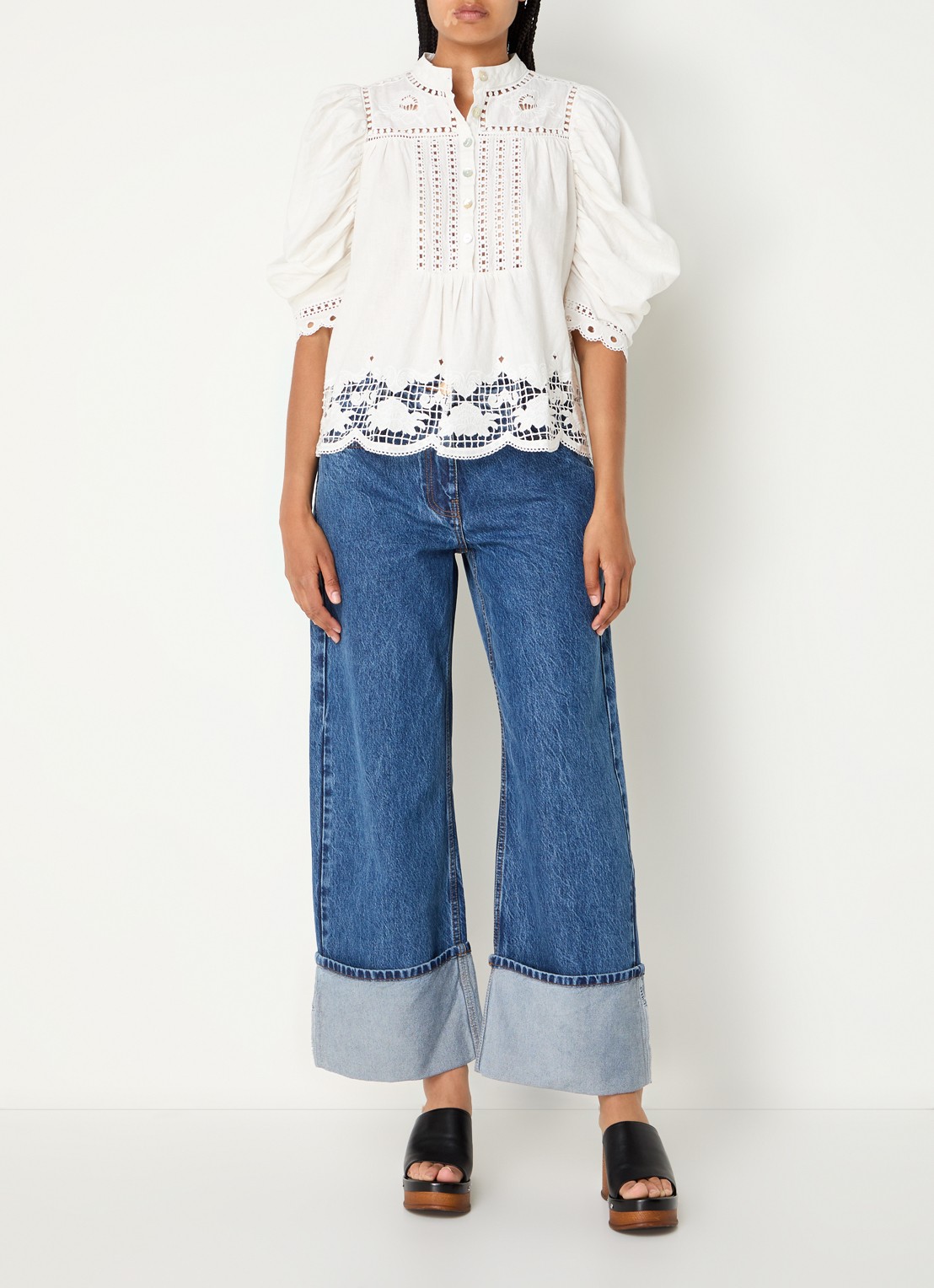 Farm Rio Romantic Richellieu blouse in linnenblend met broderie en pofmouw - voorkant 4 gebroken wit