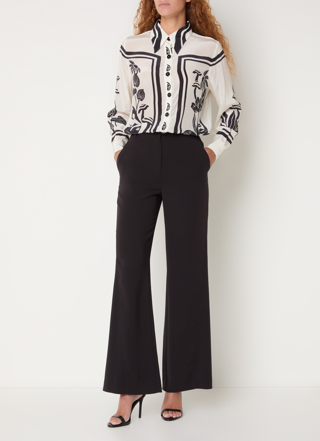 Farm Rio Surreal Garden blouse van satijn met print - voorkant 4 gebroken wit