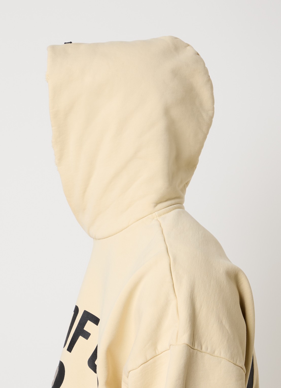 Fear of God 09 hoodie met front- en backprint - detail 3 lichtgeel