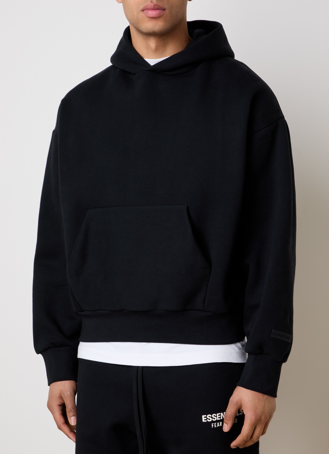 Fear of God Essentials AS25 hoodie met flock logoprint - achterkant zwart