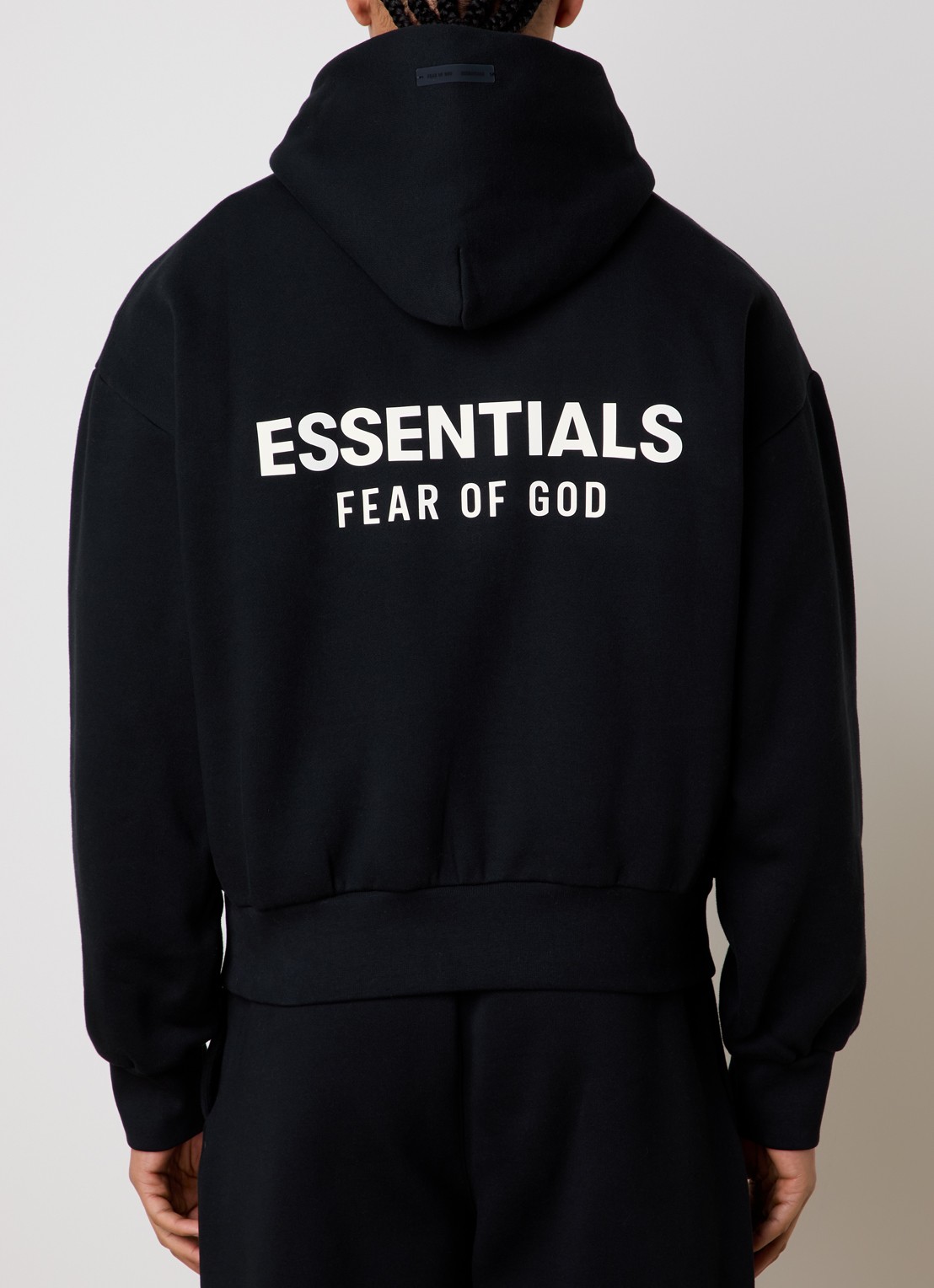Fear of God Essentials AS25 hoodie met flock logoprint - detail 4 zwart