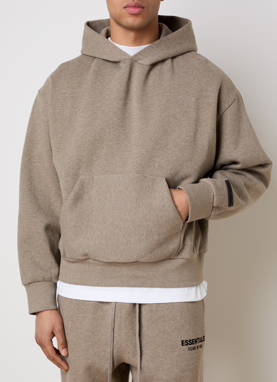 Fear of God Essentials AS25 hoodie met flock logoprint - achterkant 6 lichtbruin
