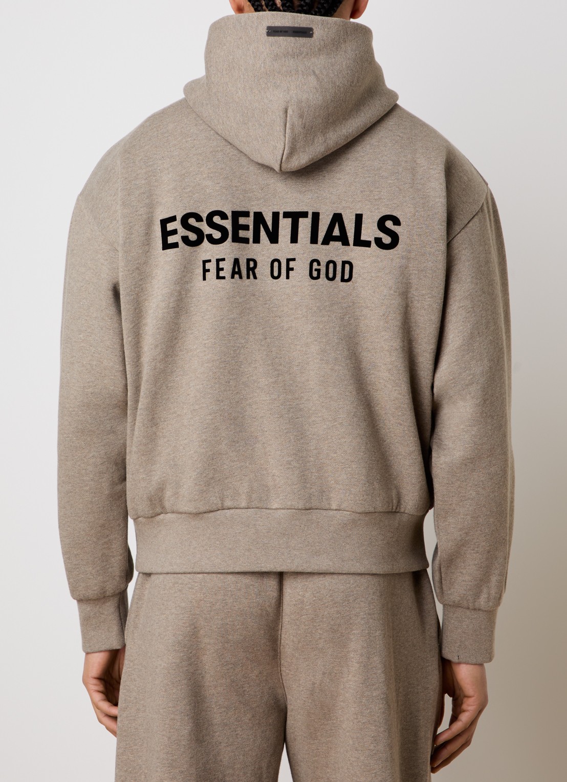 Fear of God Essentials AS25 hoodie met flock logoprint - detail 3 lichtbruin