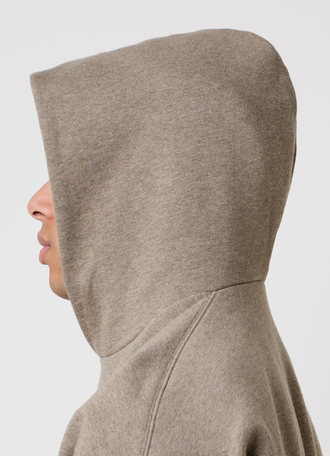 Fear of God Essentials AS25 hoodie met flock logoprint - detail 4 lichtbruin