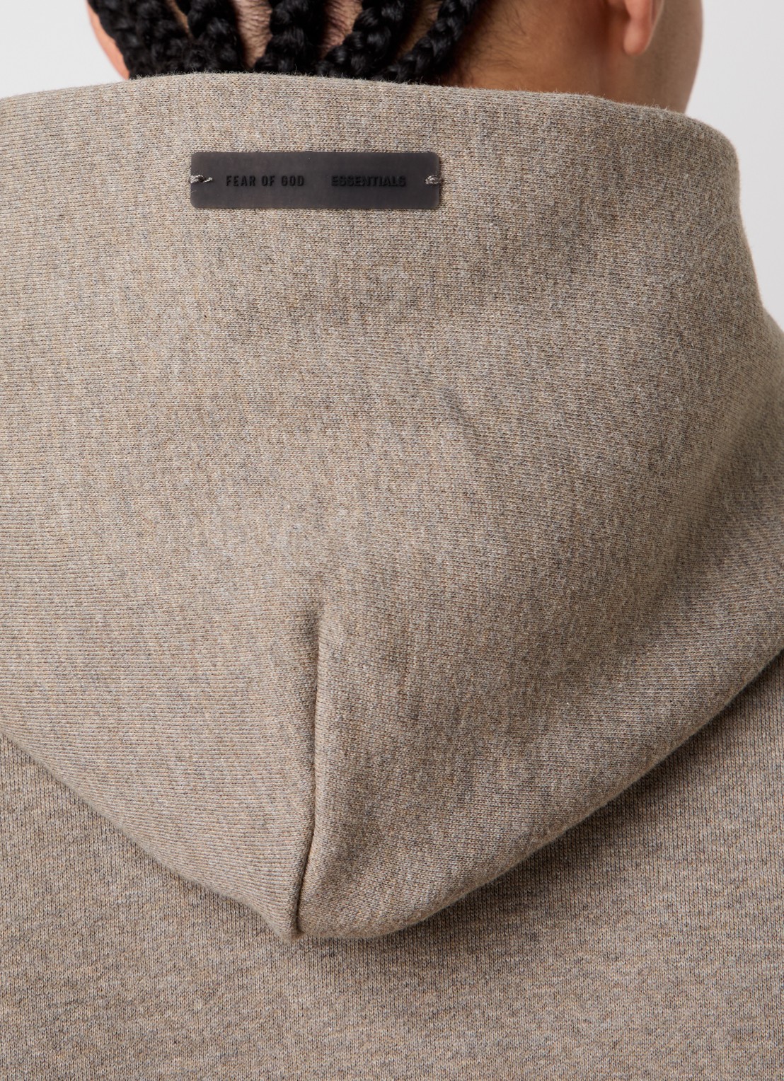 Fear of God Essentials AS25 hoodie met flock logoprint - detail 5 lichtbruin