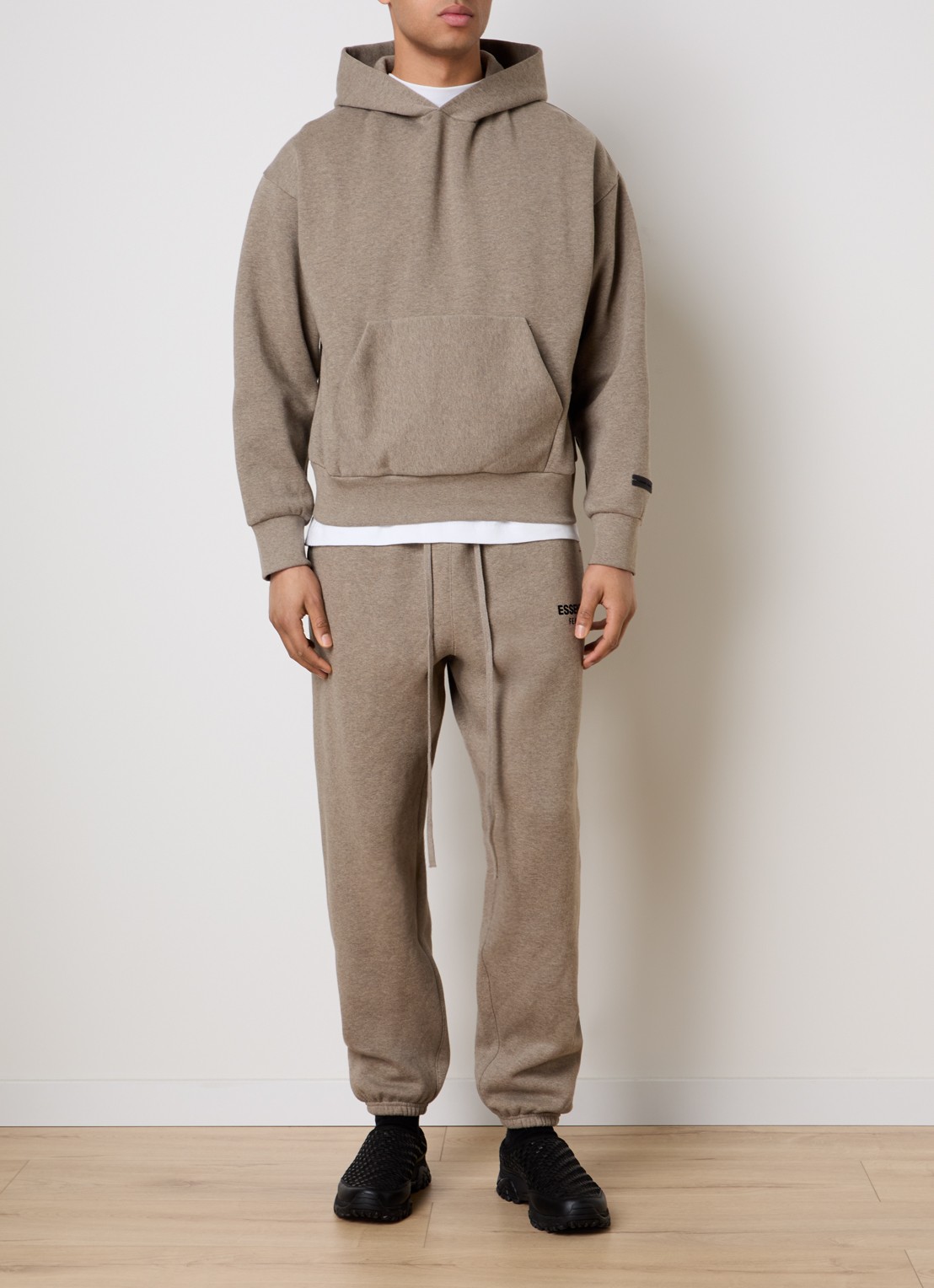 Fear of God Essentials AS25 hoodie met flock logoprint - voorkant 2 lichtbruin