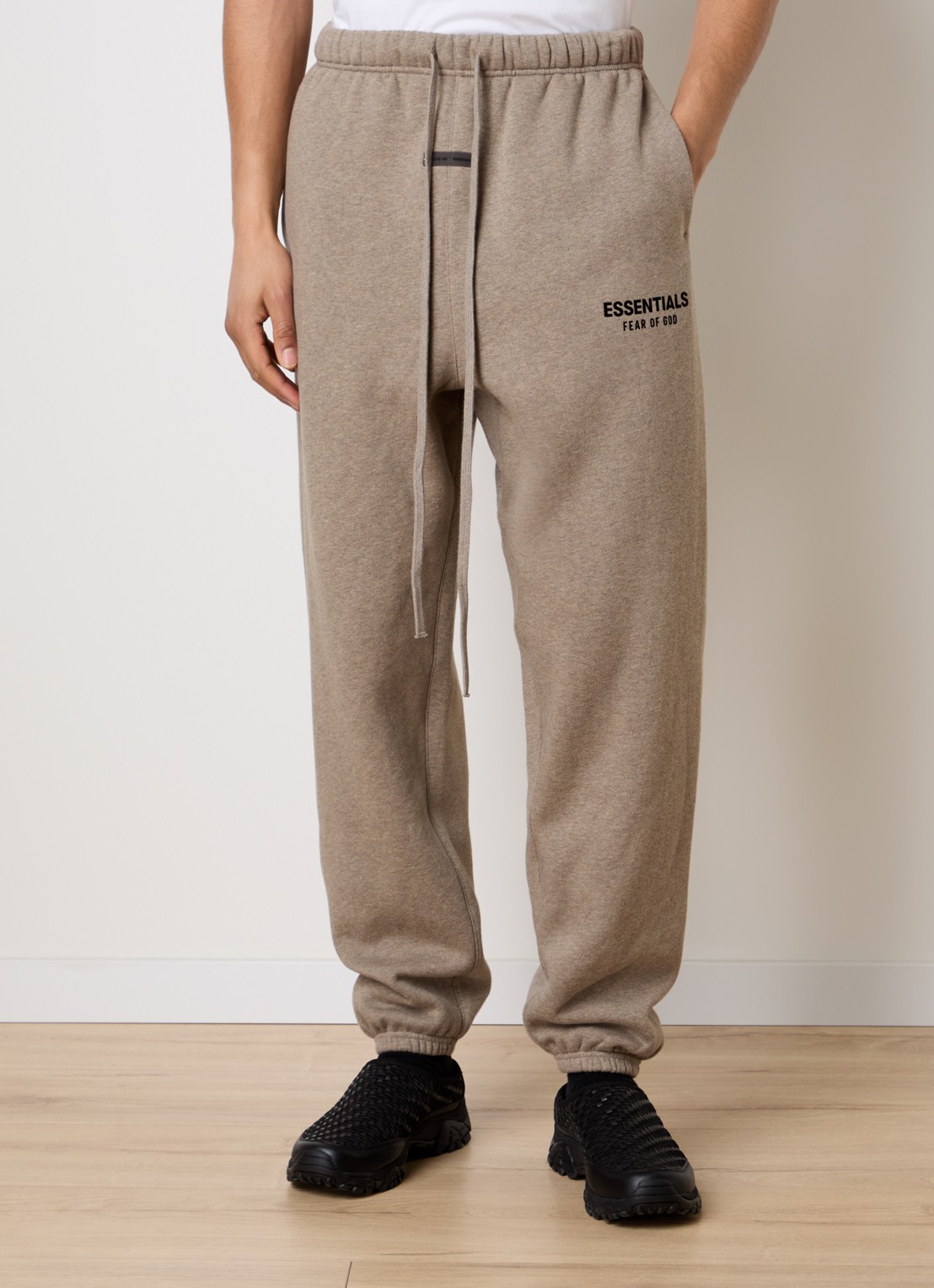 Fear of God Essentials AS25 loose fit joggingbroek met logo - detail 2 beige