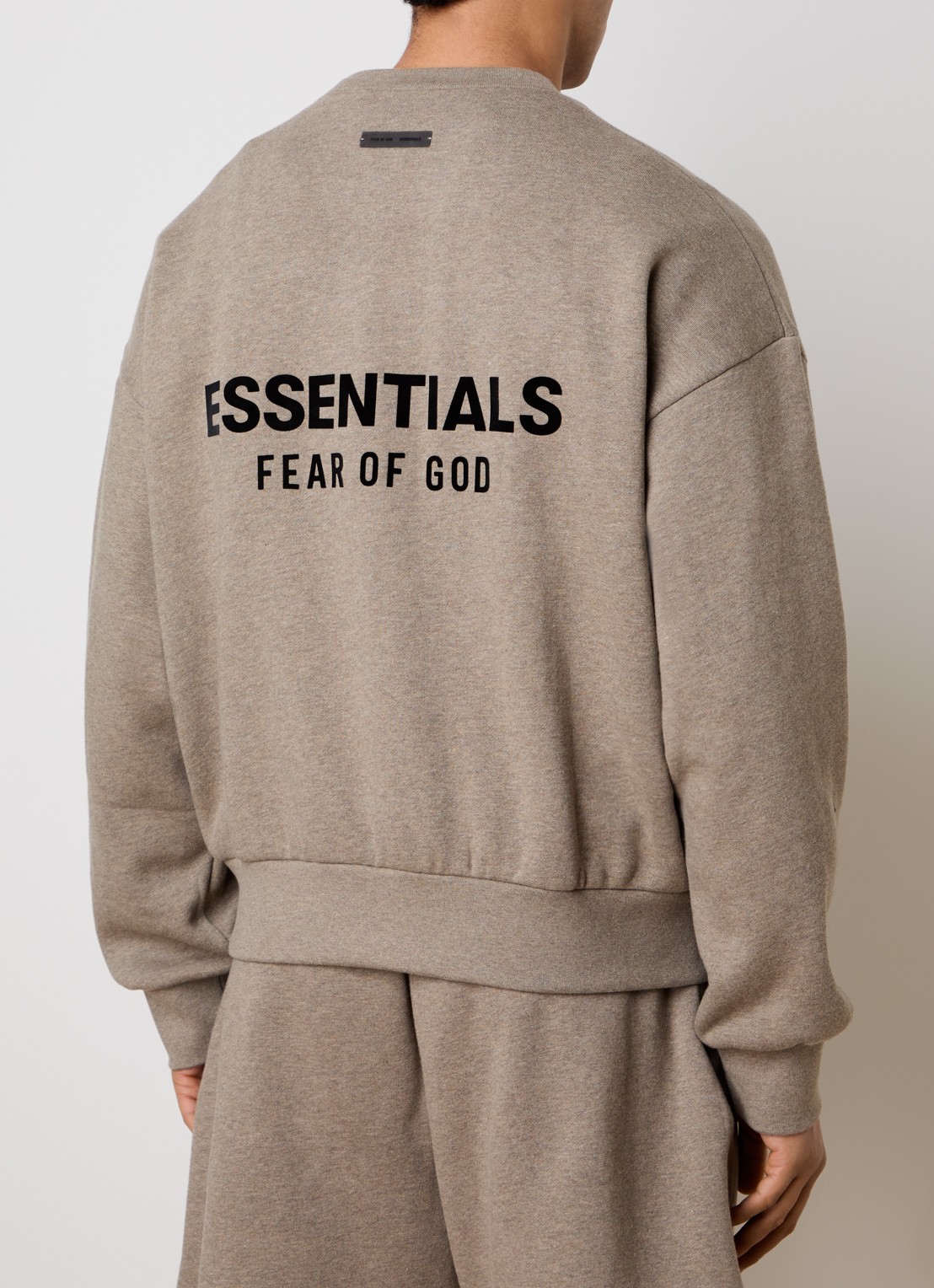 Fear of God Essentials AS25 sweater met flock logoprint - detail 4 lichtbruin