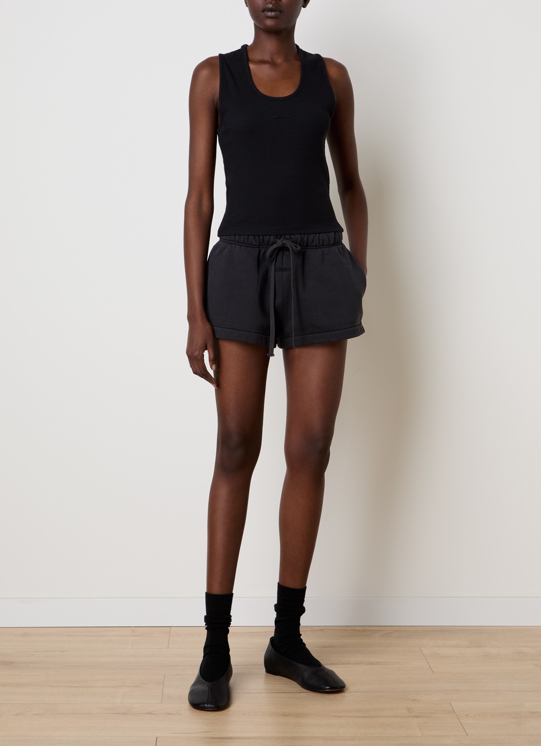 Fear of God Essentials Cropped tanktop met logo - voorkant 5 zwart
