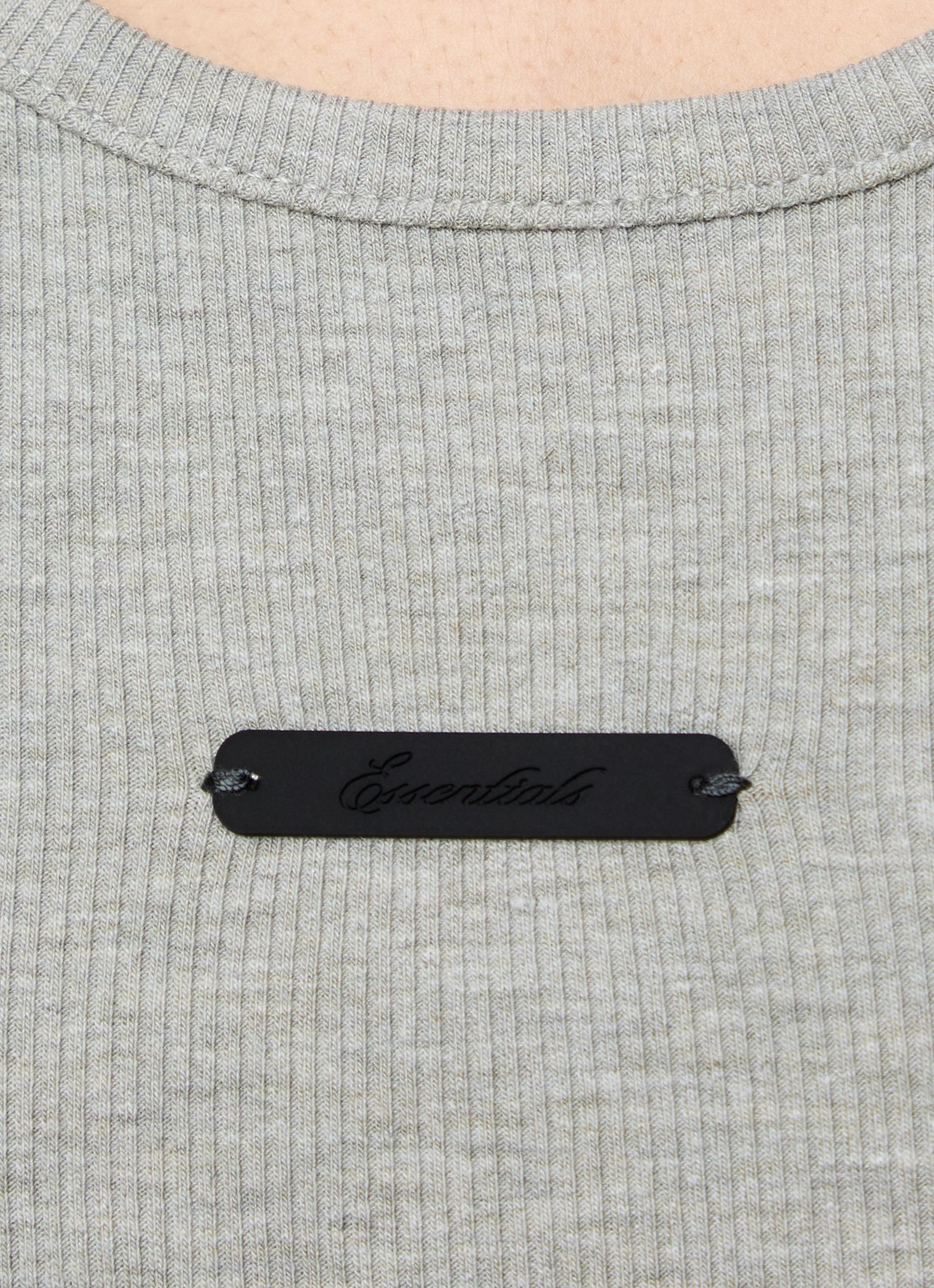 Fear of God Essentials Cropped tanktop met logo - detail 3 lichtgrijs