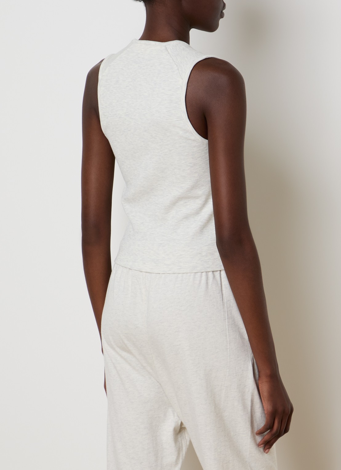 Fear of God Essentials Cropped tanktop met logo - achterkant gebroken wit