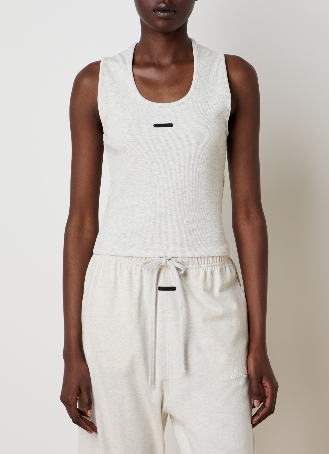 Fear of God Essentials Cropped tanktop met logo - detail 4 gebroken wit