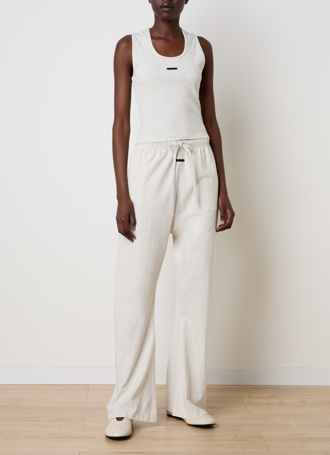 Fear of God Essentials Cropped tanktop met logo - voorkant 3 gebroken wit