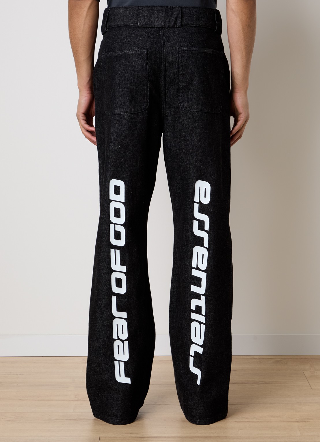 Fear of God Essentials Flared jeans met donkere wassing en backprint - detail 4 zwart