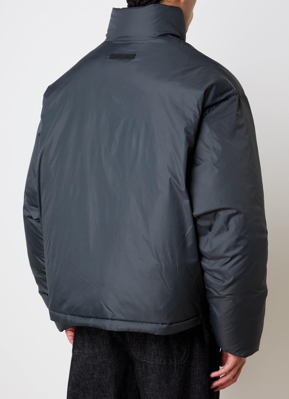 Fear of God Essentials Gewatteerd jack met donsvulling en steekzakken - achterkant 6 antraciet