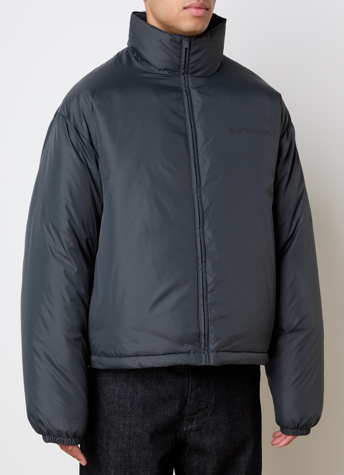 Fear of God Essentials Gewatteerd jack met donsvulling en steekzakken - detail 3 antraciet