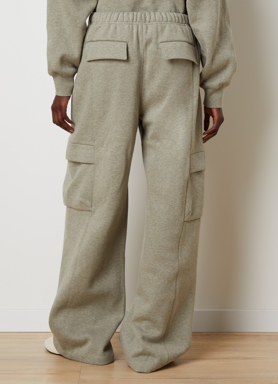 Fear of God Essentials High waist wide fit joggingsbroek met steekzakken - achterkant lichtgrijs